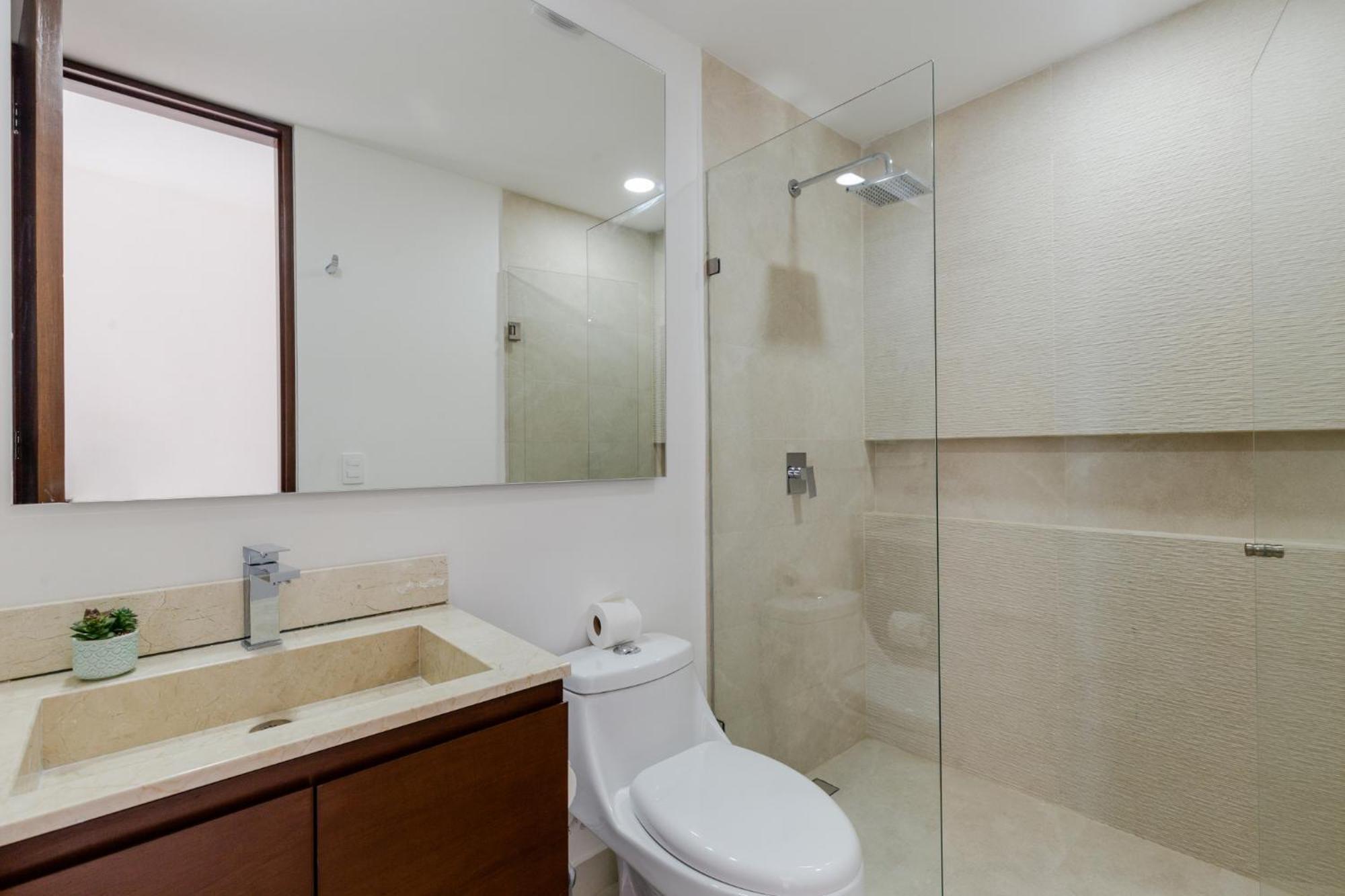 Spectacular View 2br - Rooftop Pool Apartment