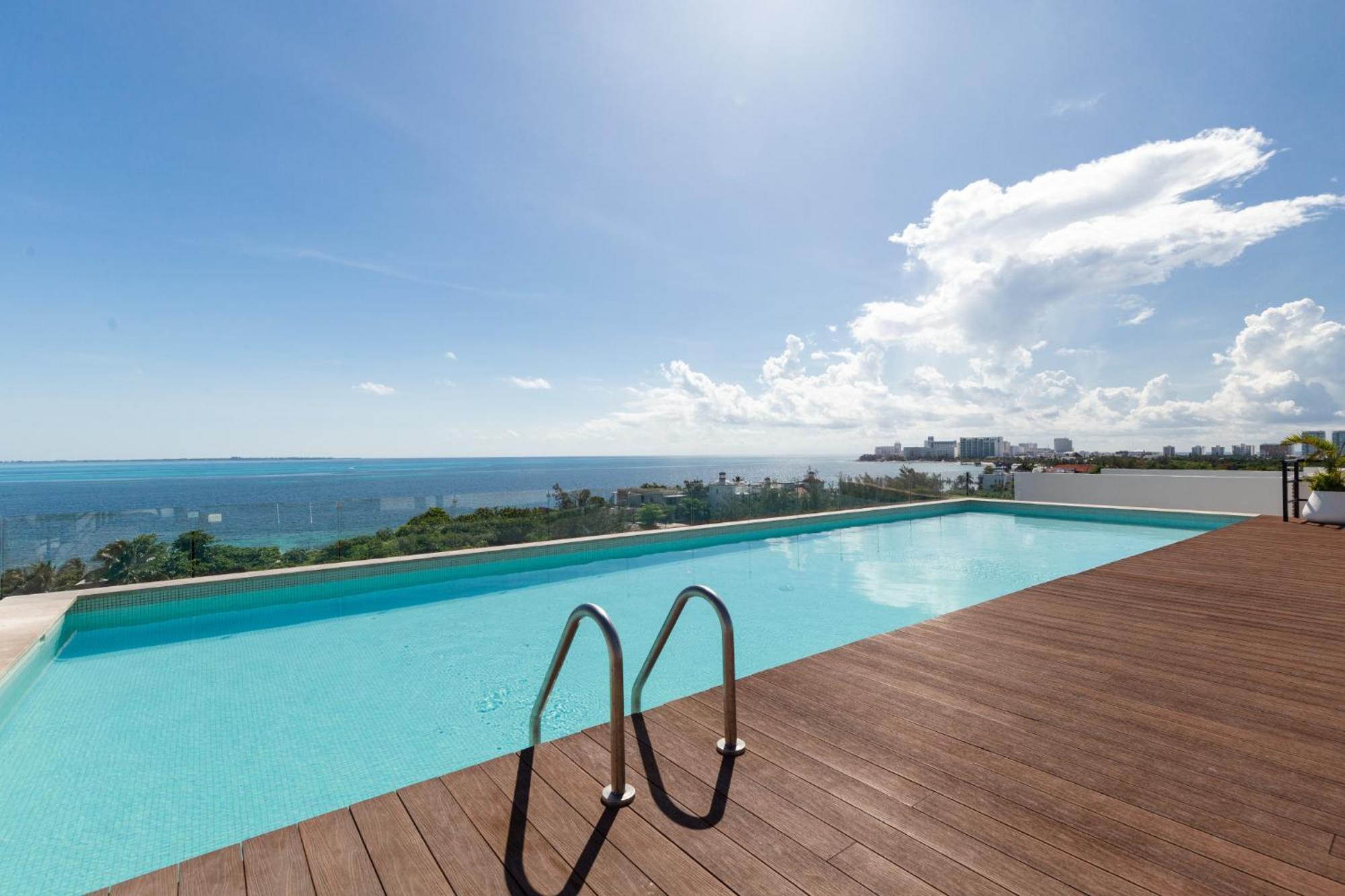 Spectacular View 2br - Rooftop Pool Appartement Cancún
